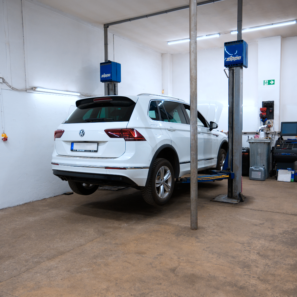 Hebebühne in der Werkstatt